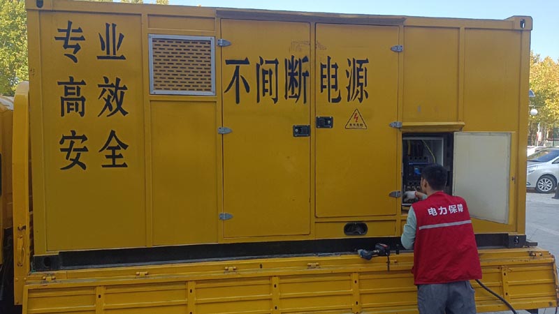 永兴柴油发电机组和UPS电源配合使用时，如何避免切换过程中的电力中断？
